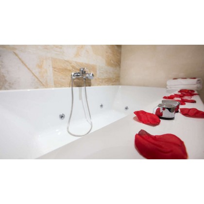 Romantic Junior Suite with hydromassage bathtub and free minibar in Murcia