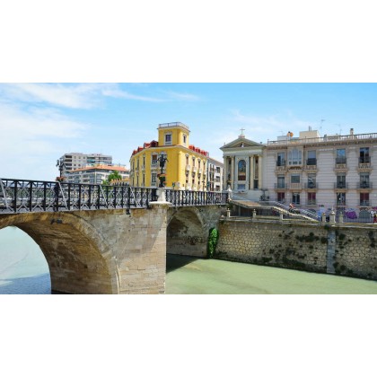 Romanticismo en Junior Suite con bañera de hidromasaje y minibar gratuito en Murcia