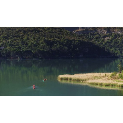 Desfrute da vista para o Lago Terradets num quarto com um terraço com pétalas de rosa.