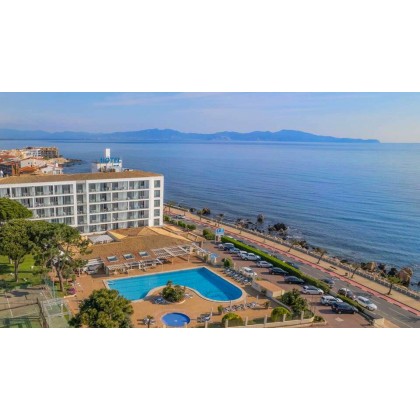 Half-board in L'Escala in a hotel on the seafront