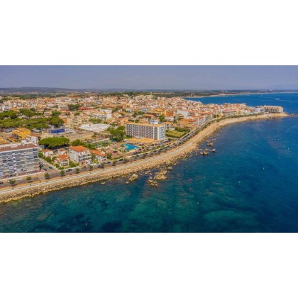 Media pensión en L'Escala en un hotel en primera línea de mar