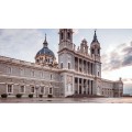 Cena, cava, bombones y pétalos de rosa en hotel con encanto al sur de Madrid