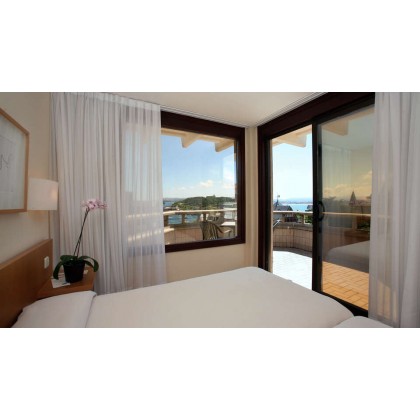 Romantic getaway in a room with terrace in front of the beach and dinner in Santander