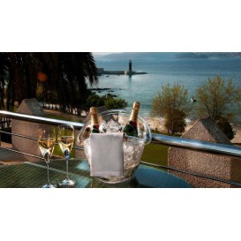 Romantismo 5* premium com garrafa de cava, chocolates e pétalas em Vigo