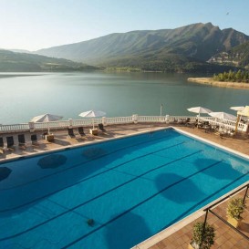 Desfrute da vista para o Lago Terradets num quarto com um terraço com pétalas de rosa.