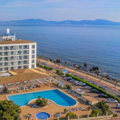 Full board on the seafront in l'Escala