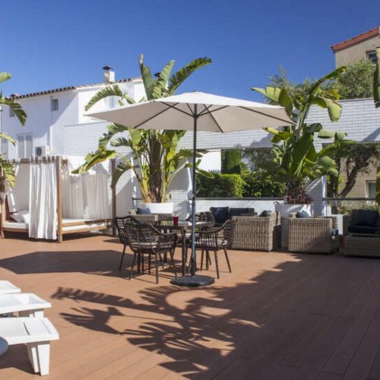 Discover the charm of Sitges: half board and cocktail on the terrace