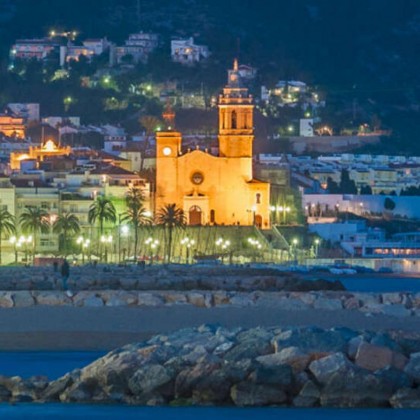 Discover the charm of Sitges: half board and cocktail on the terrace