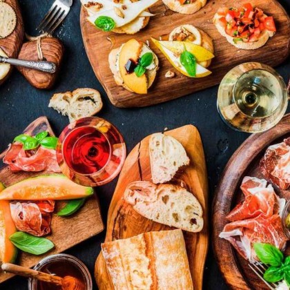 Tapas special in Barcelona: dinner to share, cava, chocolates and more