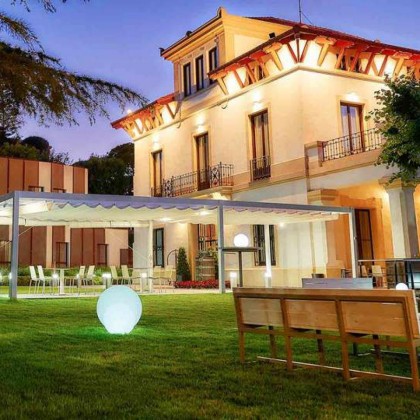 VIP getaway: superior room, dinner, cava and much more near Barcelona