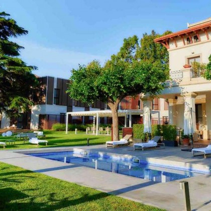 VIP getaway: superior room, dinner, cava and much more near Barcelona