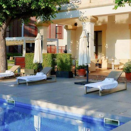 VIP getaway: superior room, dinner, cava and much more near Barcelona