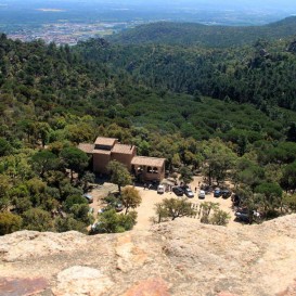 Détente dans le centre historique de la ville thermale de Santa Coloma de Farners