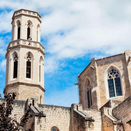 Romantismo e relaxamento em privado com banheira de hidromassagem e garrafa de cava em Figueres