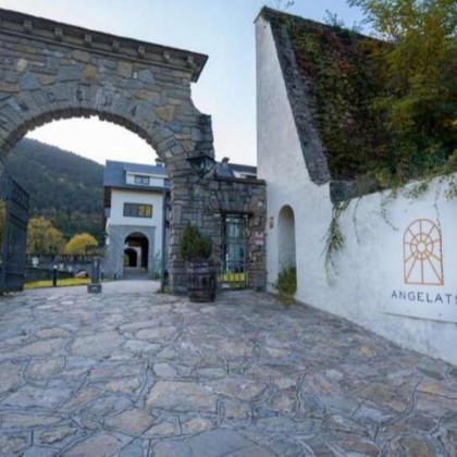 Rural moment with hiking activity in hotel with Batlló airs, in Ribes de freser