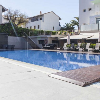 Enjoy a getaway as a couple: room with pool views in Sitges