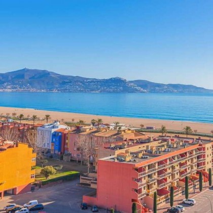 Enjoy a half board getaway in Empuriabrava