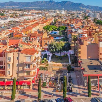 Enjoy a half board getaway in Empuriabrava