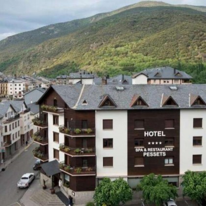 Total disconnection in the Pyrenees: Superior room, breakfast and spa