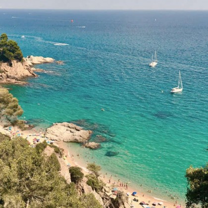 Vacaciones en Lloret de Mar con desayuno en un hotel con piscina