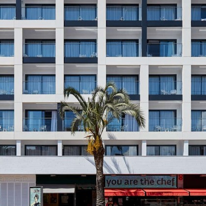 Escápate en un oasis de lujo y elegancia en el centro de Lloret de Mar