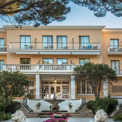 Disconnect in the heart of the Costa Brava with half board included