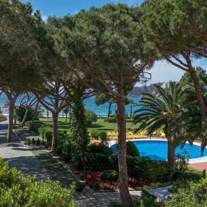 Disconnect in the heart of the Costa Brava with half board included