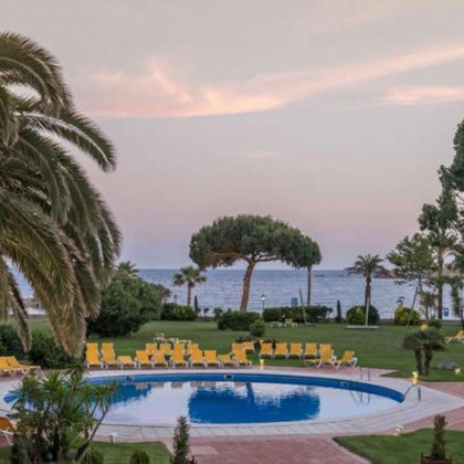 Disconnect in the heart of the Costa Brava with half board included